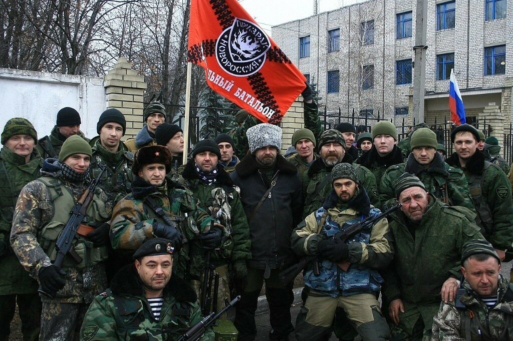Členové praporu Přízrak. Zadržený kolaborant stojí vpravo pod ruskou vlajkou.