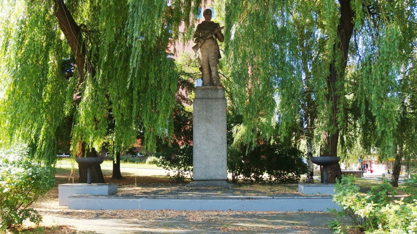 Třímetrová socha rudoarmějce v Přerově.