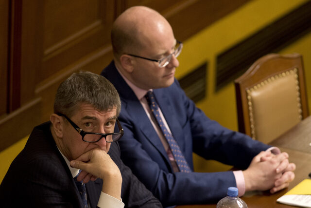 Premiér Bohuslav Sobotka (vpravo) a ministr financí Andrej Babiš