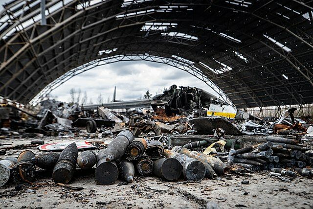 Letiště v Hostomelu u Kyjeva poseté zničenými letadly, duben 2022