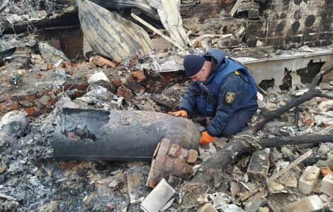 Vojáci Pohotovostní služby Ukrajiny likvidují ruské bomby během bitvy o Černihiv, 9. března 2022.
