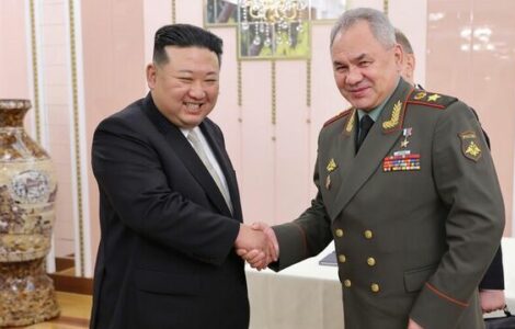Kim Čong-un s ruským ministrem obrany Sergejem Šojgu během ruské návštěvy Severní Koreje v červenci 2023.