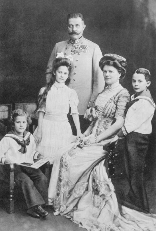 Arcivévoda František Ferdinand d'Este a vévodkyně Žofie z Hohenbergu se svými dětmi na fotografii asi z roku 1910.
