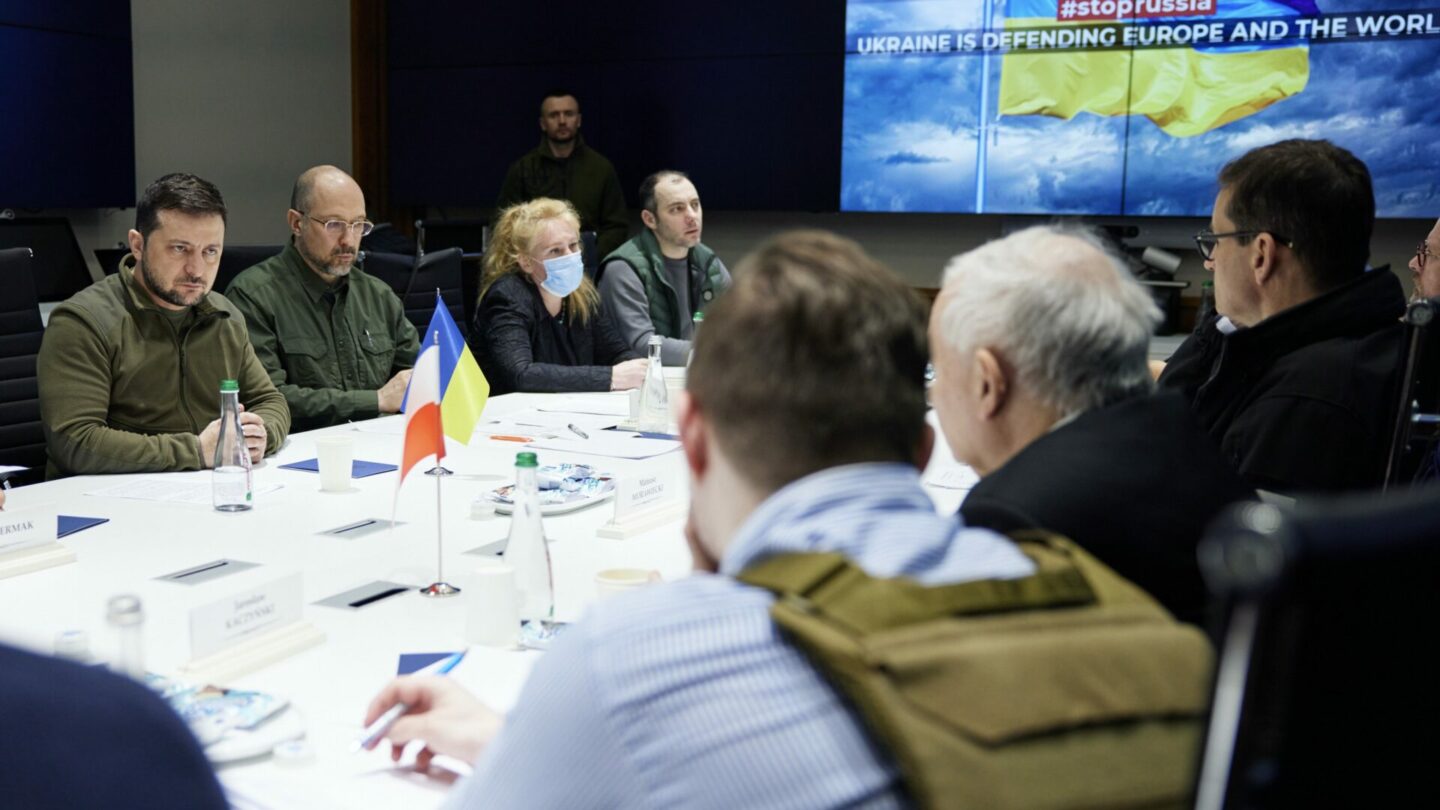 Volodymyr Zelenskyj a ukrajinský premiér Denys Šmyhal během jednání s premiéry Polska, Česka a Slovinska.