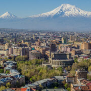 Panorama arménského hlavního města Jerevanu s biblickou horou Ararat v pozadí.