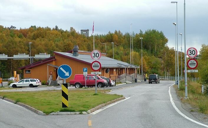 Norský hraniční přechod Storskog. Přesná hranice je mezi dvěma sloupy za černou dodávkou. O kousek dál je ruská stanice.