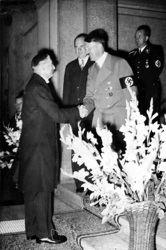 Chamberlain jednal s Hitlerem v Bad Godesbergu o územních požadavcích Německa.