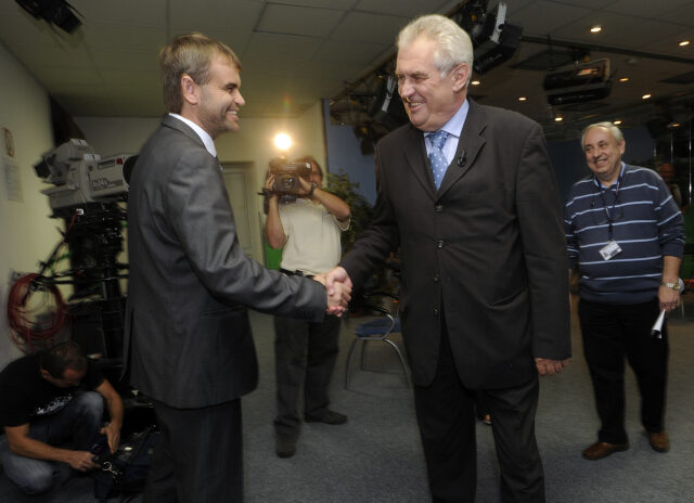 Prezident Miloš Zeman se zdraví s ředitelem ÚOOZ Robertem Šlachtou