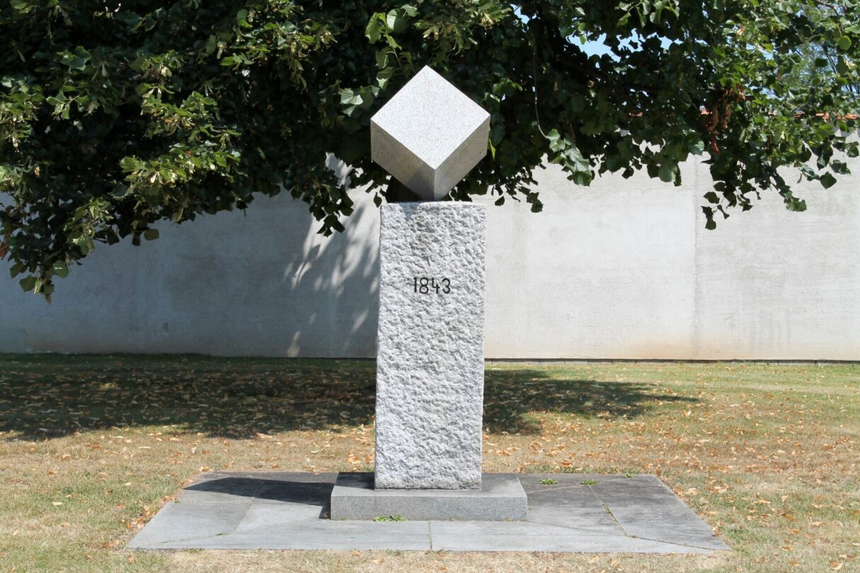 V roce 1983 byl kostce cukru postaven v Dačicích žulový pomníček.