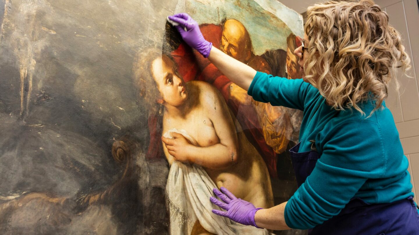 Kurátorka pracující na nalezeném obrazu Artemisie Gentileschi