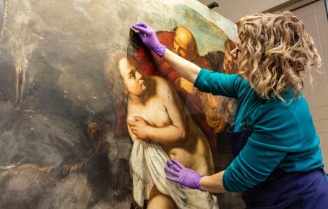 Kurátorka pracující na nalezeném obrazu Artemisie Gentileschi