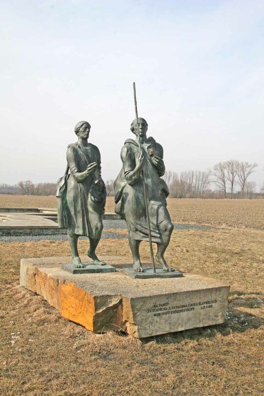 Památku svatého Vojtěcha a svatého Radima připomínají sochy na místě někdejšího hradiště v Libici nad Cidlinou.