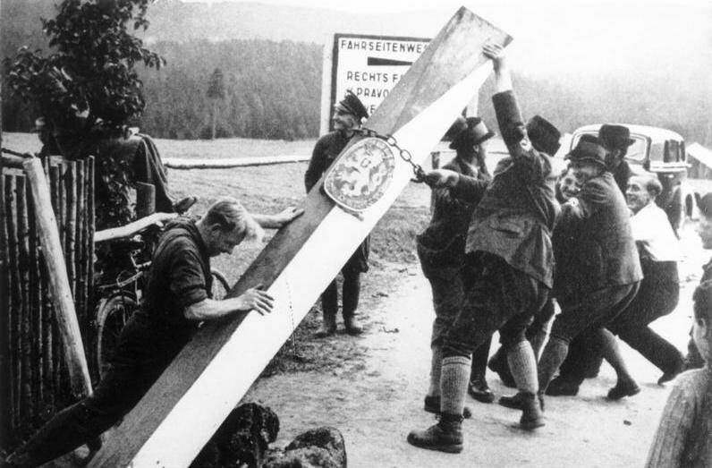 Nacisté odstraňují po Mnichovu 1938 hraniční sloup s označením Československé republiky.