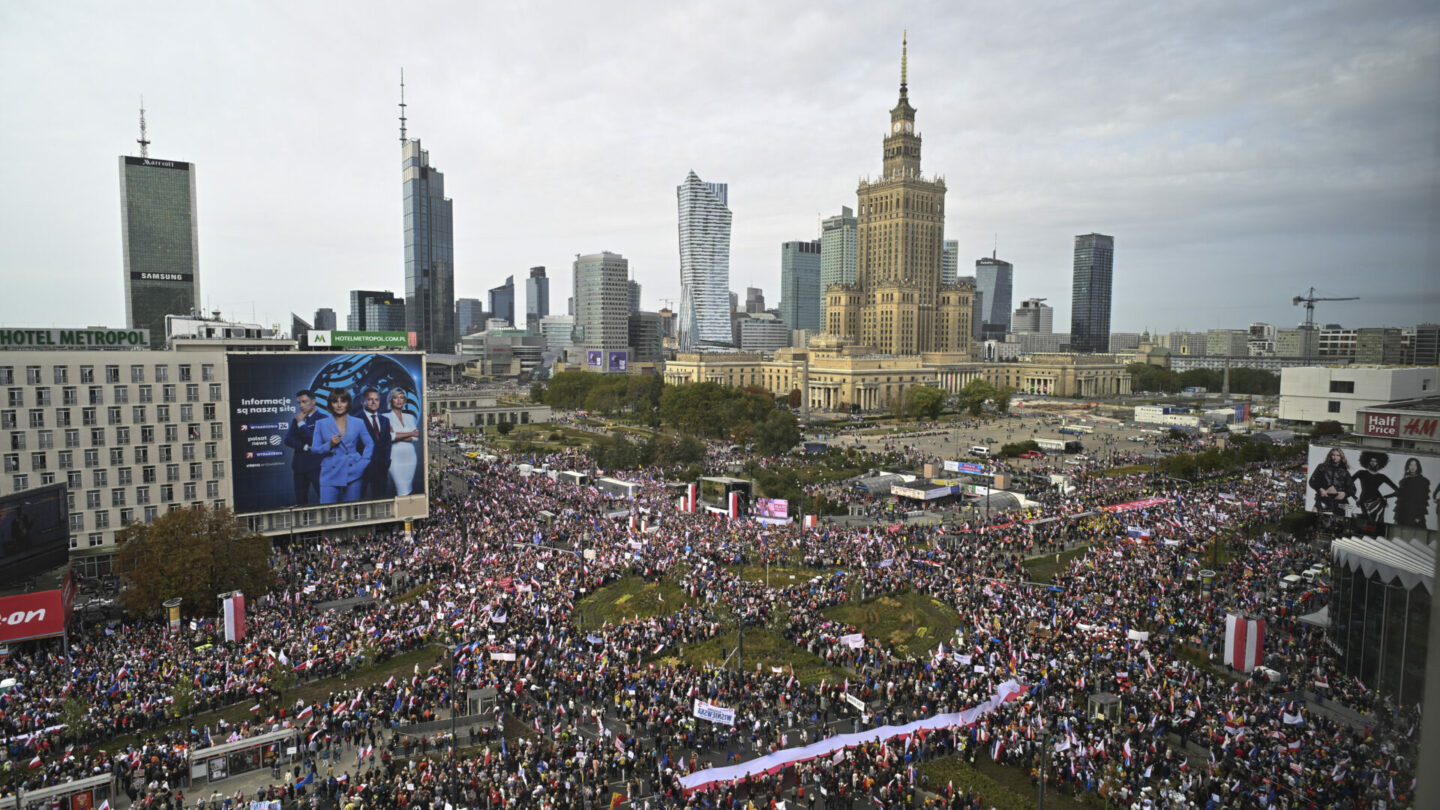 Opoziční předvolební demonstrace v centru Varšavy. "Pochod milionu srdcí" svolal dva týdny před volbami opoziční vůdce Donald Tusk z liberální Občanské platformy.