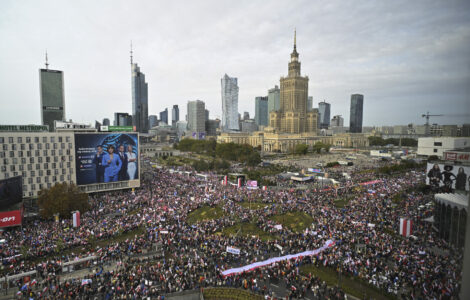 Opoziční předvolební demonstrace v centru Varšavy. "Pochod milionu srdcí" svolal dva týdny před volbami opoziční vůdce Donald Tusk z liberální Občanské platformy. 