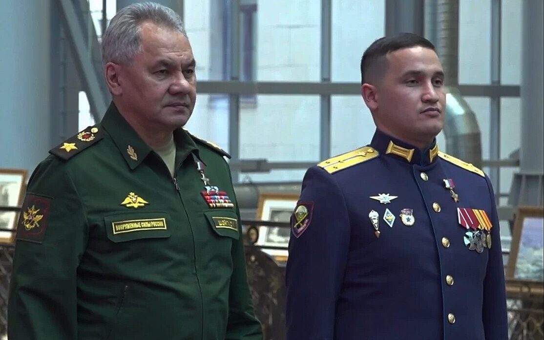 Ministr obrany Sergej Šojgu a poručík Nursultan Mussagalejev