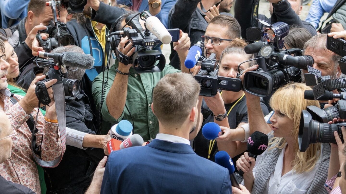 Předseda strany Progresívne Slovensko krátce před předčasnými volbami v obložení novinářů.