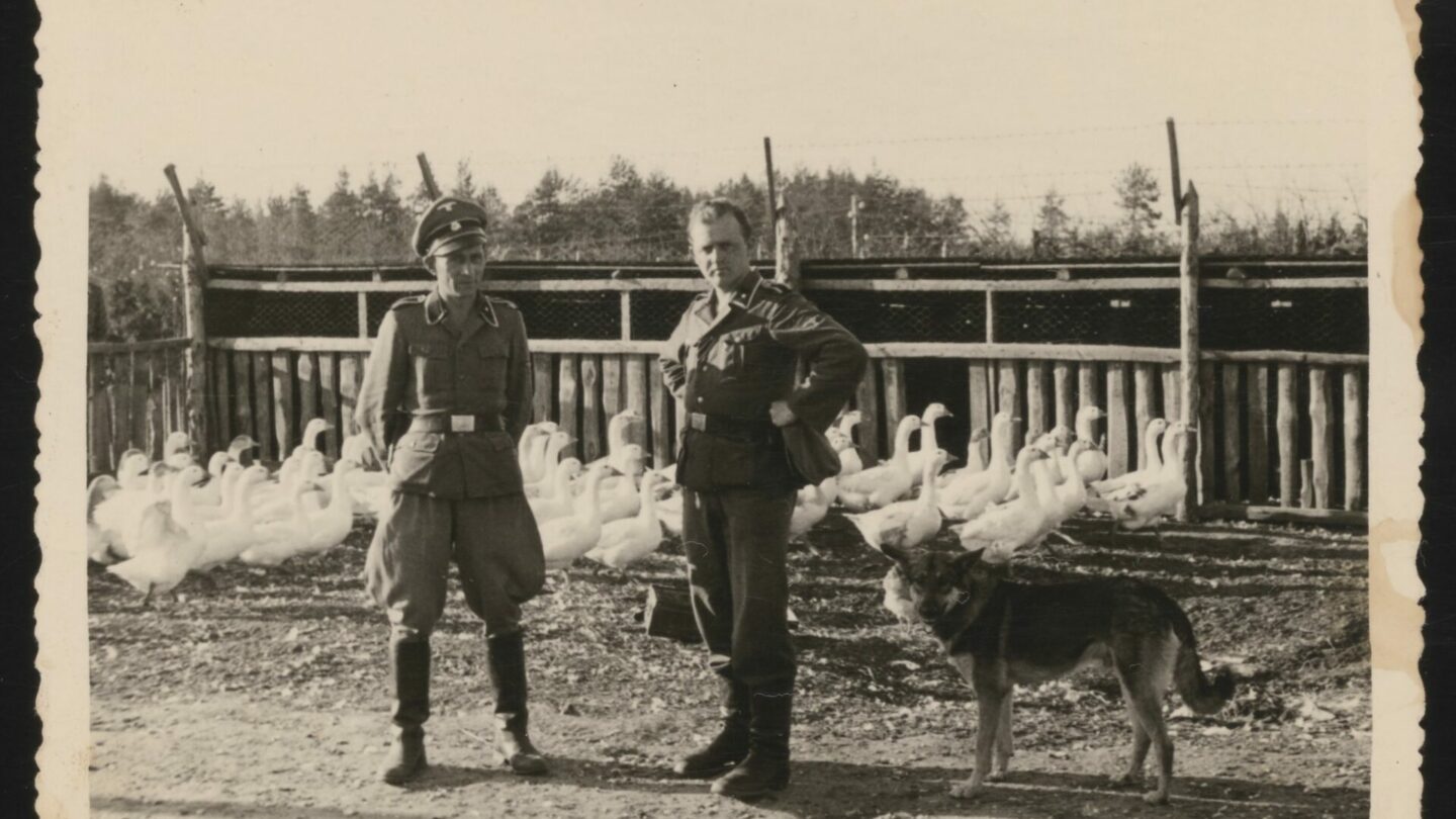 Dva důstojníci SS v Sobiboru. Husy v táboře byly honěny sem a tam, aby jejich kejhání zakrylo křik obětí.