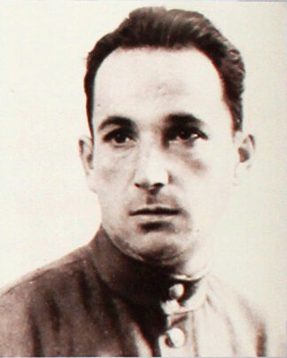 Sovětský důstojník Alexander Pečerskij si mezi vězni rychle získal důvěru.