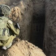 Voják IDF přehlíží tunel vybudovaný Hamásem v Gaze během operace Protective Edge.