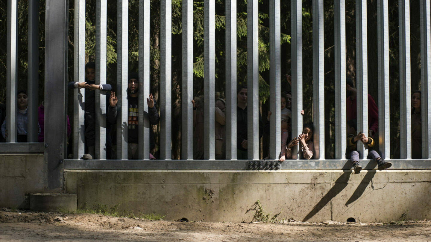 Letos v květnu mezi ploty uvízla skupina migrantů s dětmi. Za plotem strávili tři dny.