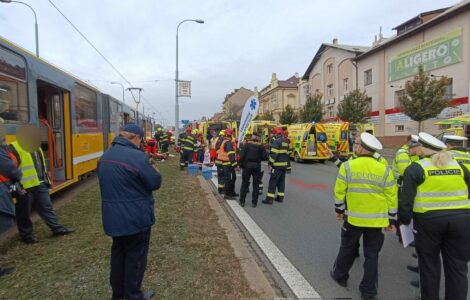V Plzni se srazily dvě tramvaje, na místě je asi 30 zraněných