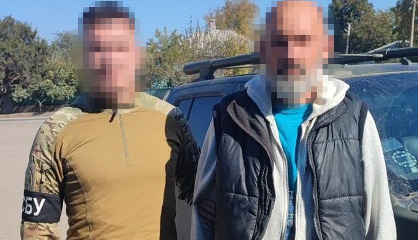 Příslušník SBU se zadrženým mužem podezřelým z kolaborace s Ruskem.