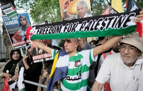 Skotský demonstrant se šátkem "Svoboda pro Palestinu" na londýnské demonstraci solidarity s Palestinci v roce 2018