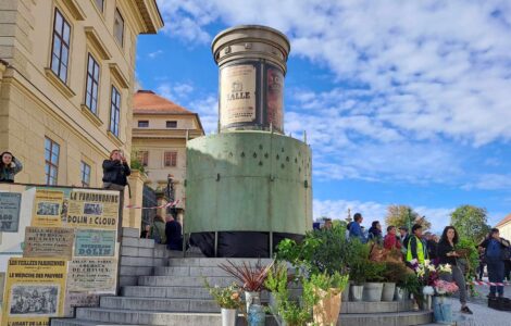 Masarykův pomník na Hradčanském náměstí je zakryt kvůli filmování.
