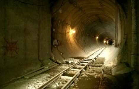 Vchod do jednoho z tunelů omského metra.