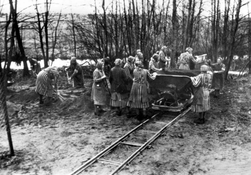 Nacistický koncentrační tábor Ravensbrück byl tábor určený především pro ženské vězeňkyně. Maminka Jiřího Bradyho zde našla smrt.