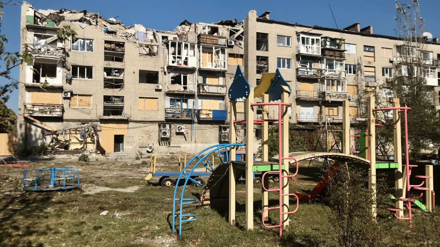 I města na Donbase zbavená ruské okupace jsou neustále cílem bombardování ruské armády.