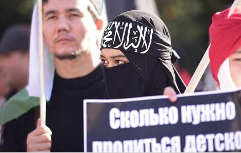 Demonstrace s hesly na podporu Palestinců a proti Izraeli probíhají po celém světě, tato se konala v Kyrgyzstánu 28. října.