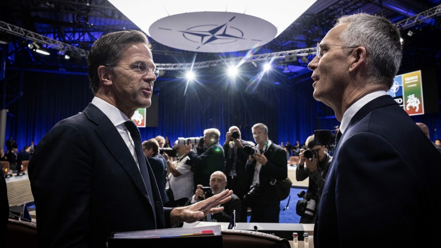 Generální tajemník NATO Jens Stoltenberg (vpravo) a předseda vlády a šéf Rady ministrů Nizozemského království Mark Rutte na summitu Aliance ve Vilniusu.