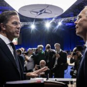 Generální tajemník NATO Jens Stoltenberg (vpravo) a předseda vlády a šéf Rady ministrů Nizozemského království Mark Rutte na summitu Aliance ve Vilniusu.