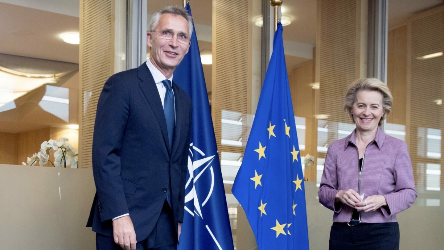 Generální tajemník NATO Jens Stoltenberg a předsedkyně Evropské komise Ursula von der Leyenová.