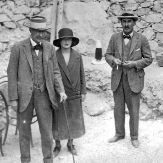 Howard Carter (napravo) spolu se svým mecenášem lordem Carnarvonem a jeho dcerou Evelyn u schodů vedoucí do dosud neprobádané faraonské hrobky.