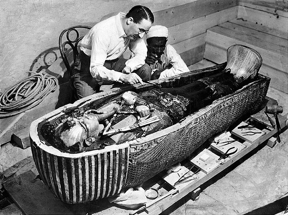 Howard Carter otevírá nejvnitřnější svatyni hrobky dávného faraona.