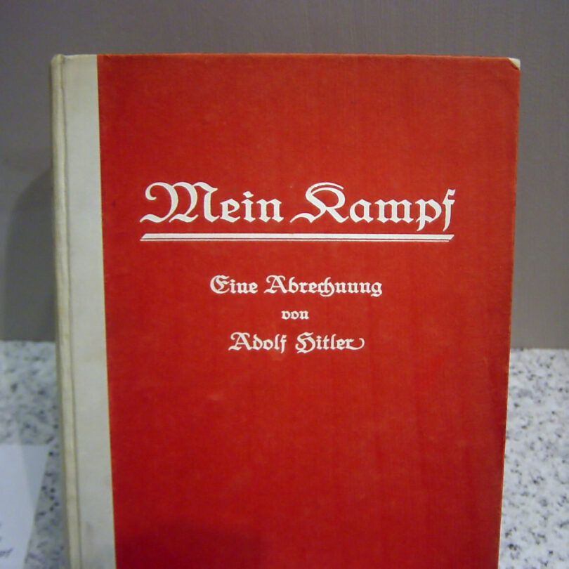 První vydání prvního svazku Mein Kampf.
