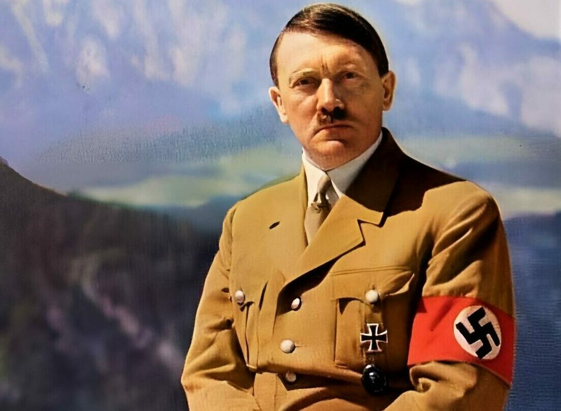 Kolorovaná fotografie muže, který rozpoutal nejničivější válečný konflikt všech dob.