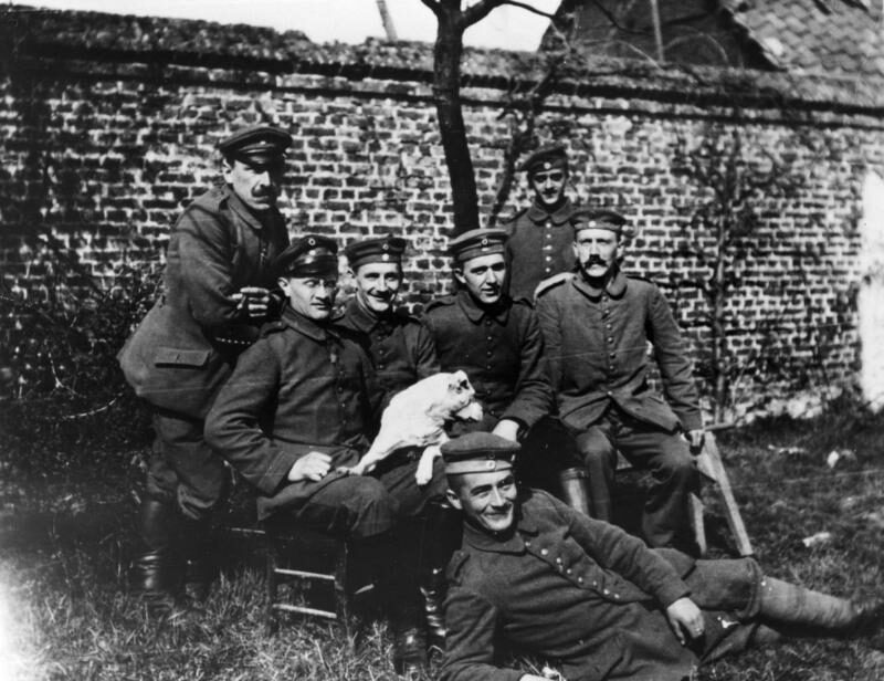 Adolf Hitler (sedící zcela vpravo) jako dobrovolník bavorského 16. záložního pěšího pluku bezprostředně po mobilizaci 3. srpna 1914.