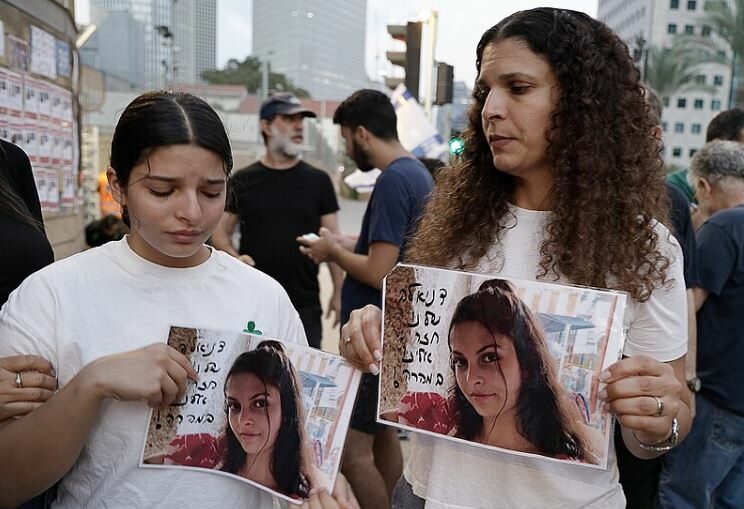 Rodiny, jejichž členové byli uneseni Hamásem go Gazy, demonstrovali 14. října 2023 v Tel Avivu.