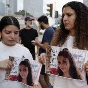 Rodiny, jejichž členové byli uneseni Hamásem go Gazy, demonstrovali 14. října 2023 v Tel Avivu.