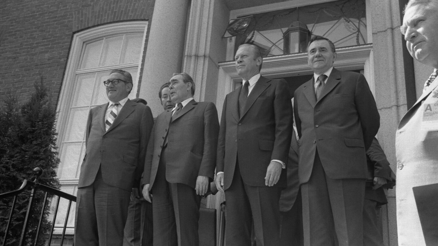 Henry Kissinger, Leonid Brežněv, Gerald Ford a Andrej Gromyko před americkou ambasádou v červenci 1975.