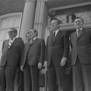 Henry Kissinger, Leonid Brežněv, Gerald Ford a Andrej Gromyko před americkou ambasádou v červenci 1975.