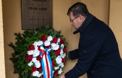 Primátor Karviné Jan Wolf (SOCDEM) položil 17. listopadu věnec u památníku obětem politické perzekuce s chybnou trikolorou.