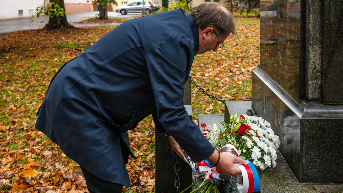 Náměstek karvinského primátor Radim Slíva (SOCDEM) použil při připomínce Dne válečných veteránů stuhu s českou trikolorou.