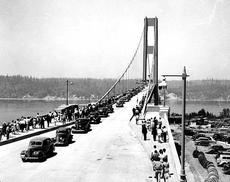 Pohled na původní most v době jeho otevření v červenci roku 1940.