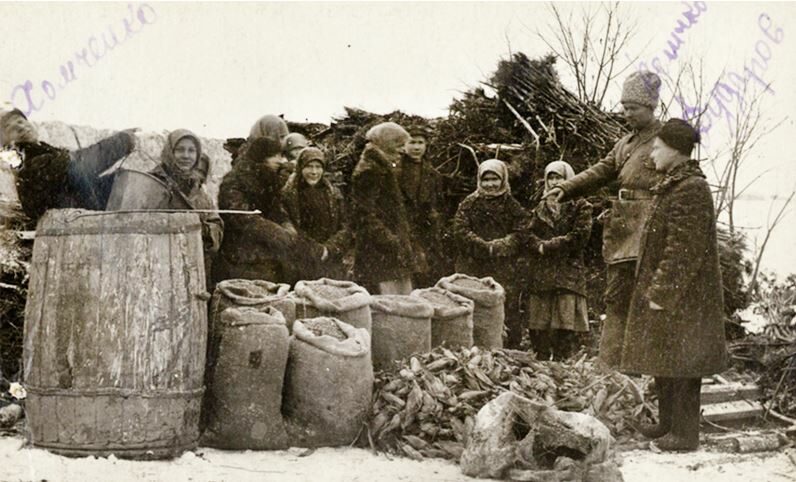 Zabírání plodin rolníkům ve vesnici Novo-Krasne v Oděské oblasti na Ukrajině. Listopad 1932.
