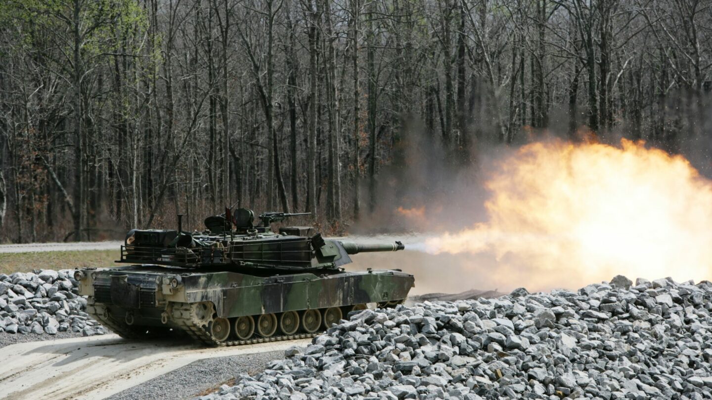 Tank M1A1 Abrams při střelbě. (Ilustrační foto).